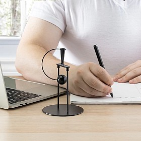 Bolígrafo de escritorio en equilibrio