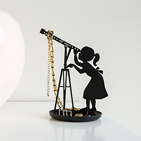 Joyero con forma de chica mirando por un telescopio