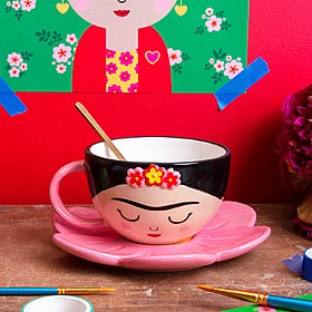 Juego de taza con plato con forma de Frida Kahlo
